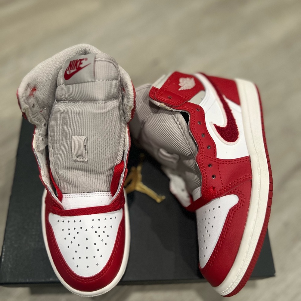 AirJordan 1 Retro High OG - Fuzzy Chenille Size 13.5